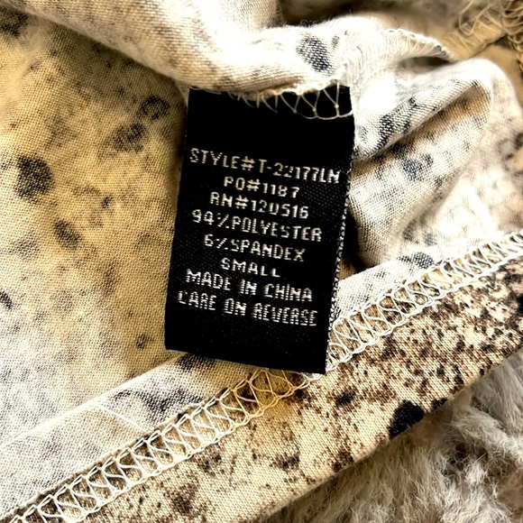 SNAKESKIN 🐍 STYLE BUTTON DOWN LONG SLEEVE - Picture 6 of 8